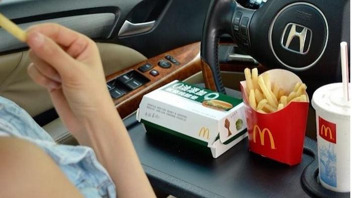 Ilustrasi makan dan minum di dalam mobil. (gridoto.com)