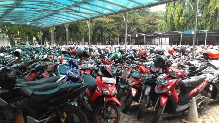 Ilustrasi memarkir motor di tempat teduh atau tempat yang memiliki atap pelindung. (gridoto.com)