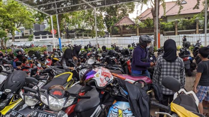 Ilustrasi memarkir motor di tempat teduh. (kompas.com)