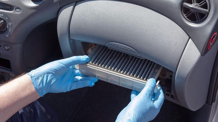 Ilustrasi membersihkan filter AC. (kompas,com)