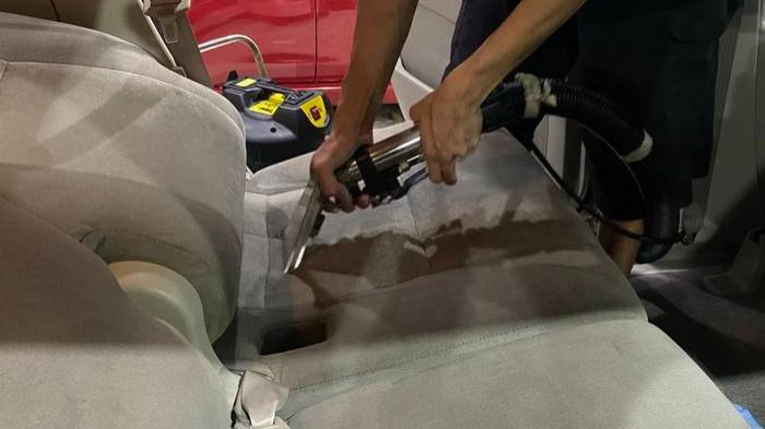 Ilustrasi membersihkan jok mobil menggunakan vacum cleaner. (gridoto.com)