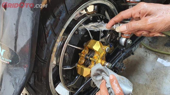 Ilustrasi membersihkan roda motor listrik. (gridoto.com)