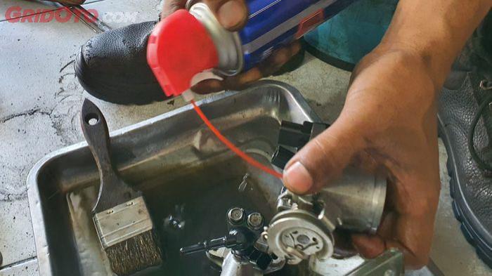 Ilustrasi membersihkan sensor TPS dan throttle body motor. (gridoto.com)
