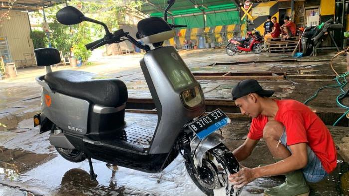Ilustrasi mencuci motor listrik. (kompas.com)