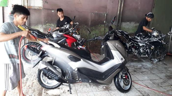 Ilustrasi mencuci motor menggunakan air bertekanan tinggi. (gridoto.com)