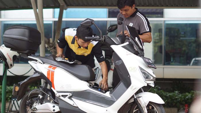 Ilustrasi mengecek komponen pada motor listrik. (unitedmotor.co.id)