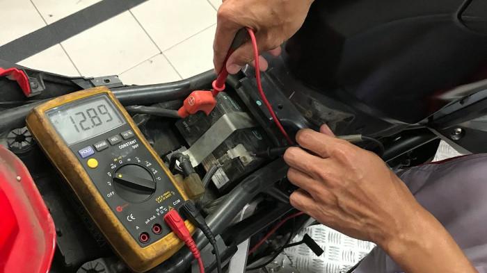 Ilustrasi mengecek tegangan aki pada motor. (kompas.com)