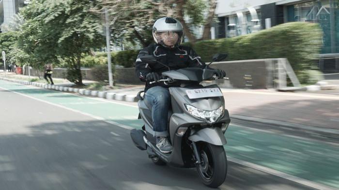 Ilustrasi mengendarai motor matic. (gridoto.com)