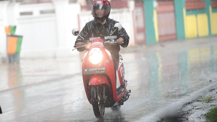 Ilustrasi mengendarai sepeda motor saat hujan. (gridoto.com)