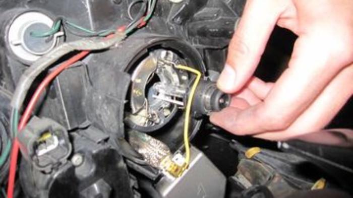 Ilustrasi mengganti bohlam lampu mobil. (gridoto.com)