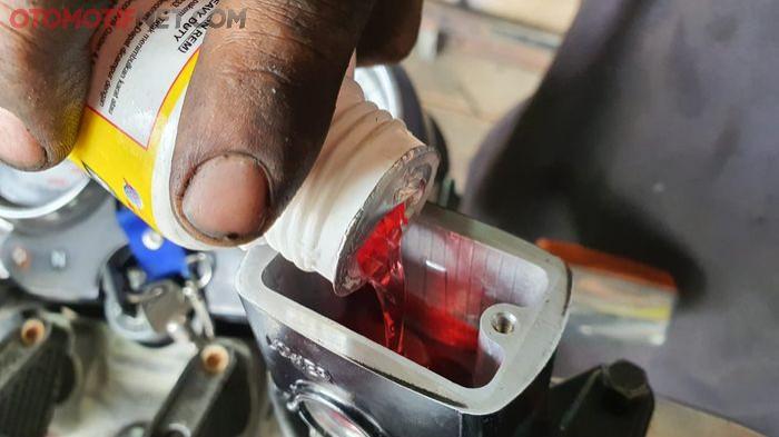 Ilustrasi mengganti minyak rem sepeda motor. (otomotifnet.com)
