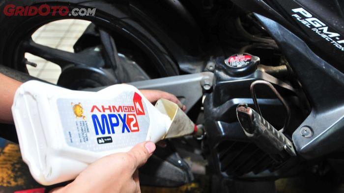 Ilustrasi mengganti oli mesin pada motor matic. (gridoto.com)