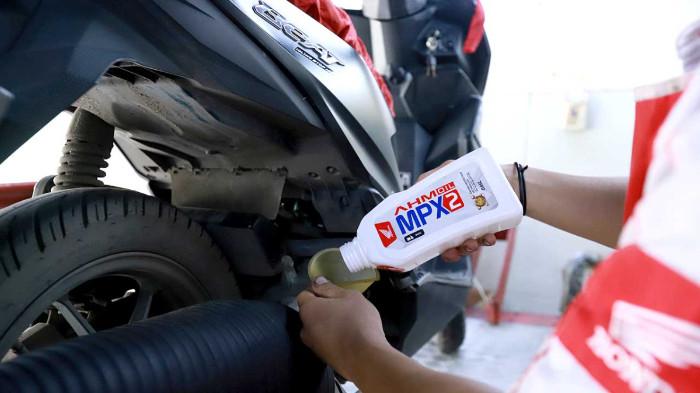 Ilustrasi mengganti oli motor matic. (mpmhondajatim.com)