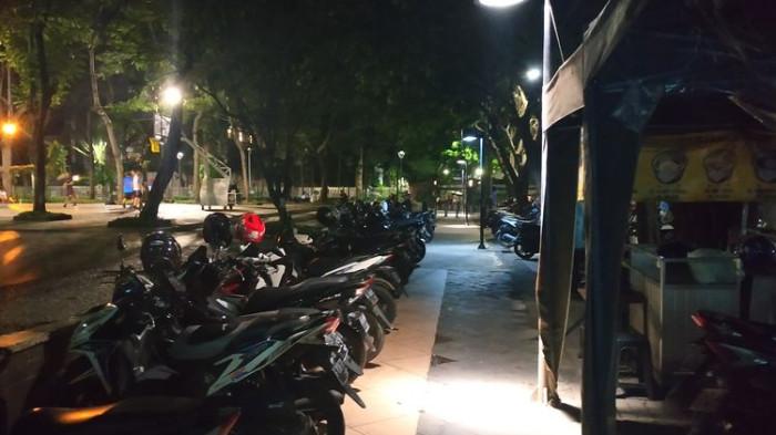 Ilustrasi motor diparkir di luar pada malam hari. (kompas.com)