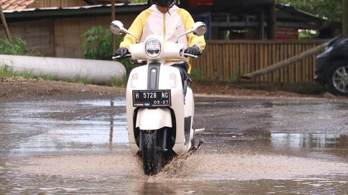 Ilustrasi motor matic melewati genangan air. (gridoto.com)
