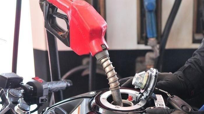 Ilustrasi motor yang sedang diisi bensin di SPBU resmi. (gridoto.com)