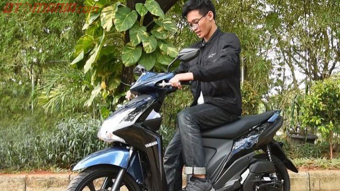 Ilustrasi orang sedang memanaskan sepeda motor. (otomania.com)