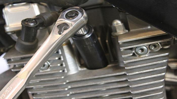 Ilustrasi pemasangan busi motor menggunakan torque wrench