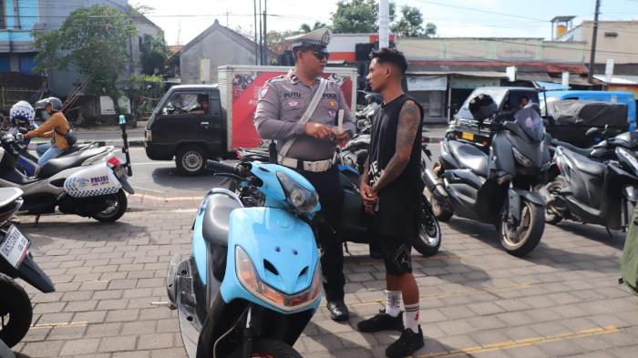 Ilustrasi pengendara yang ditilang karena tidak menggunakan spion motor. (balitribune.co.id)