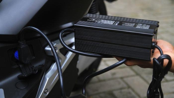 Ilustrasi pengisian daya pada motor listrik. (kompas.com)