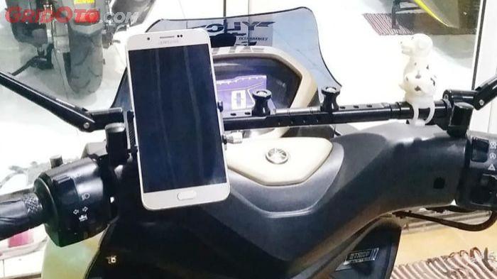 Ilustrasi phone holder yang dipasang pada motor. (gridoto.com)