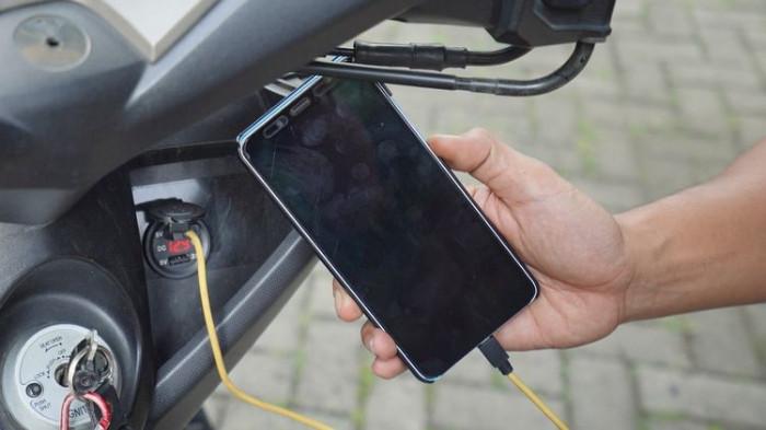 Ilustrasi ponsel yang diisi daya menggunakan usb charger motor. (gridoto)