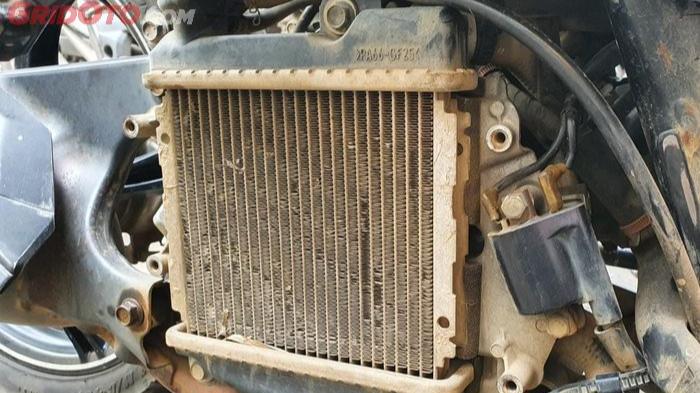 Ilustrasi radiator sepeda motor yang berkarat dan kotor. (gridoto.com)