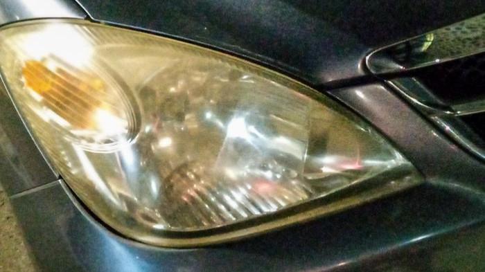 Ilustrasi reflektor mobil yang kotor. (gridoto.com)