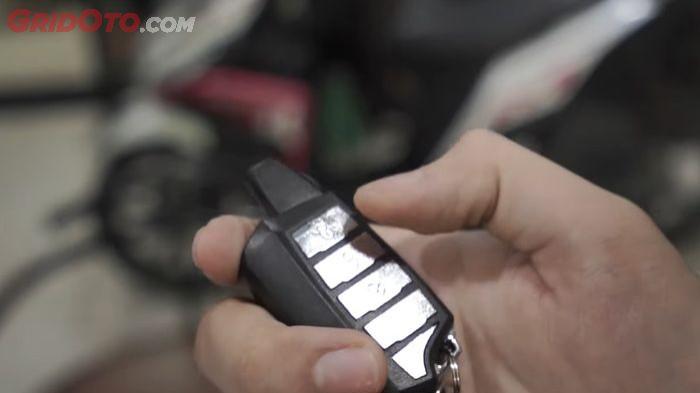 Ilustrasi remote yang digunakan untuk mengatur alarm motor. (gridoto.com)