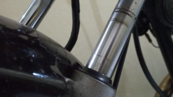 Ilustrasi seal shockbreaker yang rusak dan menyebabkan kebocoran. (gridoto.com)