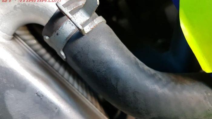 Ilustrasi selang radiator motor bocor. (gridoto.com)