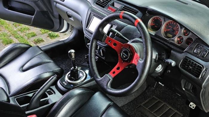 Ilustrasi setir mobil racing. (blackxperience.com)