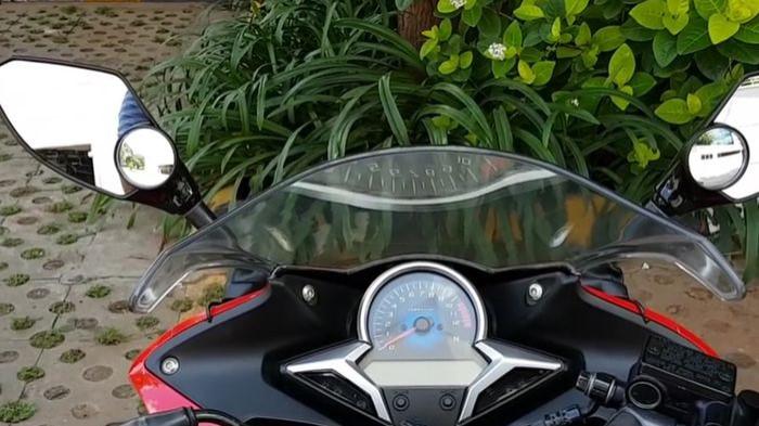 Ilustrasi spion cembung anti silau yang dipasang di motor. (gridoto.com)