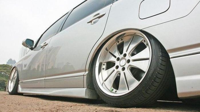 Ilustrasi suspensi mobil yang terlalu rendah. (gridoto.com)