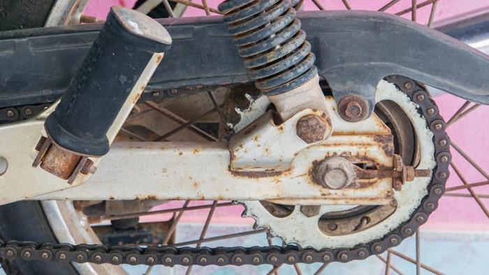 Merusak Lapisan Anti Karat pada Bagian Logam