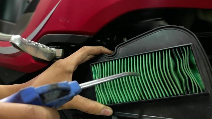 Rutin Membersihkan dan Mengganti Filter Udara