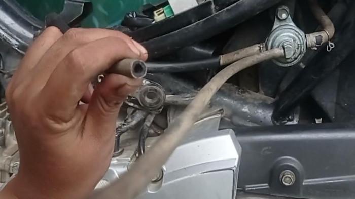 Selang Bensin Terjepit, Tertekuk, atau Bocor