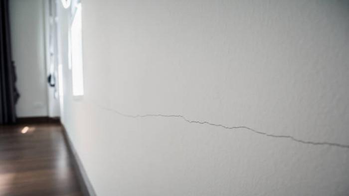 6 Faktor yang Menyebabkan Dinding Rumah Baru Retak