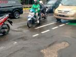 6 Tips Berkendara Aman di Jalan Rusak agar Motor Tetap Nyaman