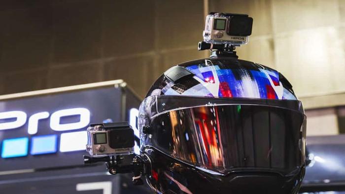 Di Atas Helm 