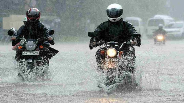 Hindari Genangan Air dan Waspadai Jalan Licin