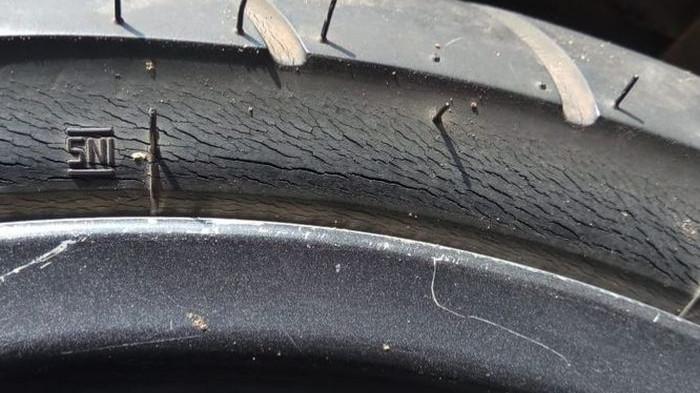 Ilustrasi ban motor yang retak. (gridoto.com)