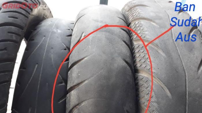 Ilustrasi ban motor ysng sudah aus karena membawa beban berlebihan. (gridoto.com)