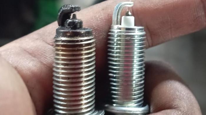 Ilustrasi bobot antara busi asli dan palsu. (kompas.com)