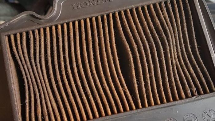 Ilustrasi filter udara yang kotor menjadi salah satu penyebab motor tidak kuat menanjak. (gridoto.com)