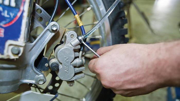 Ilustrasi gemebung pada selang rem motor. (transmoto.com)