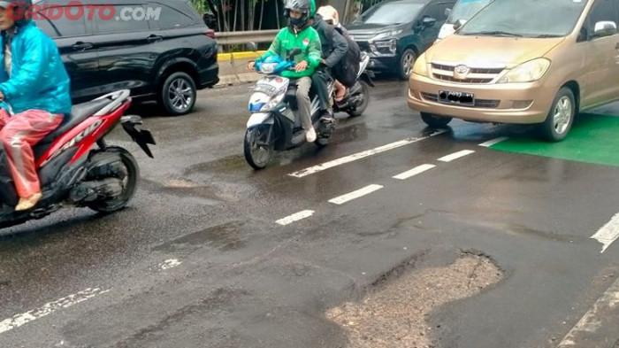 Ilustrasi jalan rusak