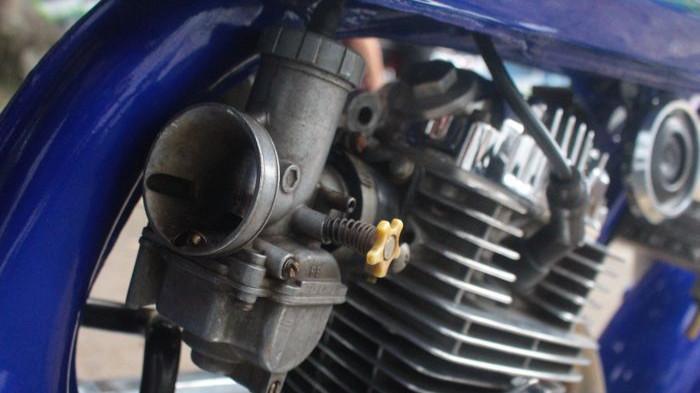 Ilustrasi karburator motor yang kotor menyebabkan motor sulit menanjak. (gridoto.com)