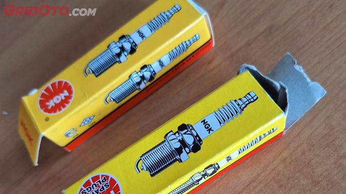 Ilustrasi kemasan busi asli dan palsu. (gridoto.com)