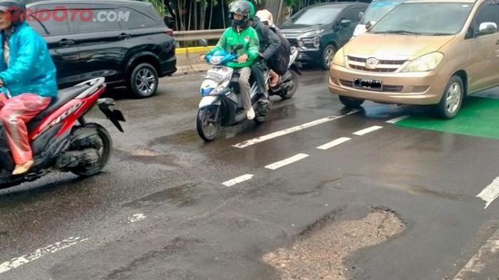 Ilustrasi kendaran yang melewati jalan berlubang dan rusak. (gridoto.com)